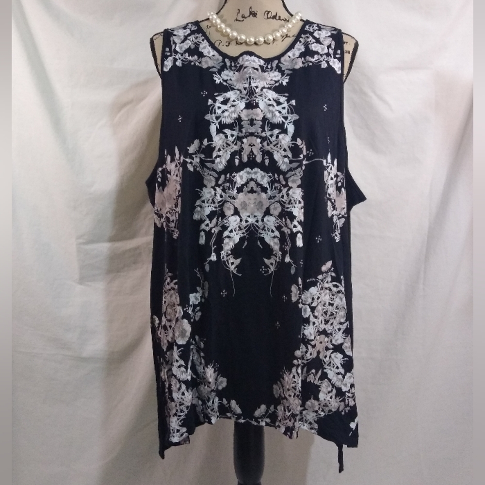 ❗FINAL❗NWOT Workshop RC Plus Graphic Tank